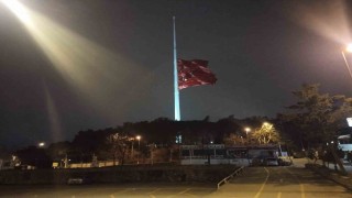Milli yas ilan edilmesiyle İstanbulda bayraklar yarıya indirildi