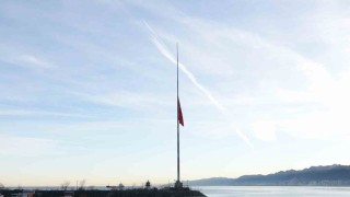 Milli yas nedeniyle bayraklar yarıya indirildi