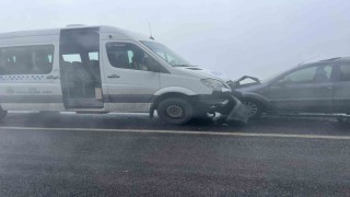 Minibüsle çarpışan otomobilin sürücüsü yaralandı