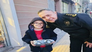 Minik çocuğa anlamlı hediye