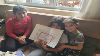 Minik Eylül karnesini evinde aldı