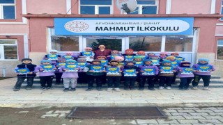 Minik öğrenciler ilk kez karne almanın sevincini yaşadı