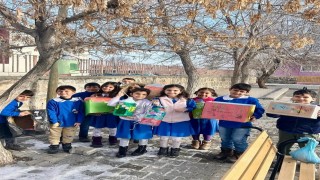 Minik öğrenciler ‘Kuşlar üşümesin diye okulun bahçesine yuva yaptılar