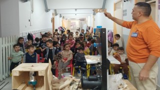 Miniklere ahşaptan oyuncak yapma eğitimi verildi