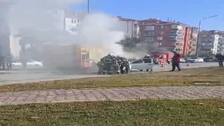 Motor kısmından yangın çıkan otomobilde maddi hasar oluştu