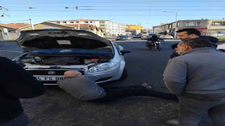 Motora sıkışan kedi kurtarıldı