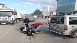 Motosiklet ile hafif ticari araç çarpıştı: 1 yaralı