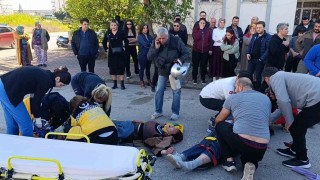 Motosiklet ile otomobil çarpıştı, 2 genç kız ağır yaralandı