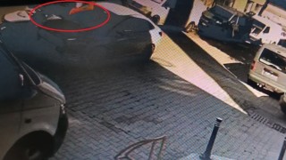 Motosikletliyi otomobilin üzerinden uçuran kaza kamerada