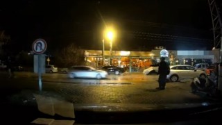 Muğlada gülümseten yol verme anı araç kamerasına yansıdı