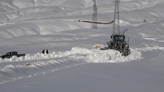 Muşta kar yağışı ve tipi nedeniyle kapanan köy yolları ulaşıma açıldı