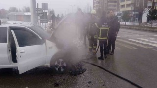 Muşta otomobil alev alev yandı