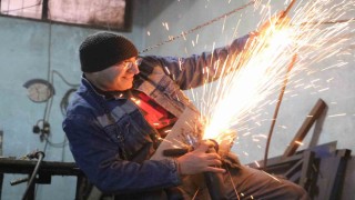 Müzisyen olmak istiyordu kaynakçı oldu, geliştirdiği ilginç gitarla yaptığı ışık gösterisiyle dikkat çekiyor