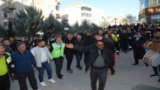 Nizip Belediyesi işçileri, zamlı maaşlarını halaylarla kutladı