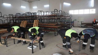 Nizipte parklarda eskiyen banklar ve oturma grupları yenileniyor