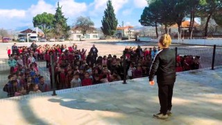 Ödevleri kaldırıp tatilleri uzatan minik bakandan öğretmenlere ikramiye ve 5 yıldızlı otel vaadi