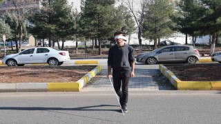 Öğrenciler gözleri kapalı yürüdü, sarı bant ve kılavuz yolların önemini anladı