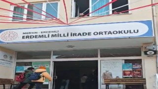 Öğrenciler okulda Ferdi Tayfur şarkısıyla karşılandı