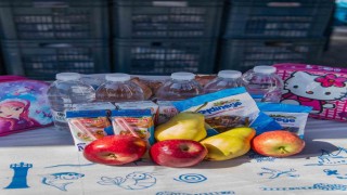 Öğrencilerin beslenme çantaları doluyor, velilerin yüzü gülüyor
