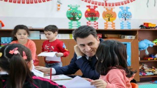 Öğrencilerle bir araya gelerek, yeni yılları kutladı