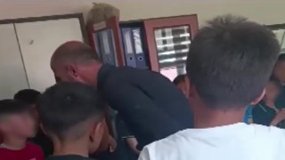 Okul müdürü öğrencilere şiddet uyguladığı gerekçesiyle açığa alındı