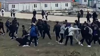 Okul önü savaş alanına döndü: Liseliler yumruk yumruğa kavga etti