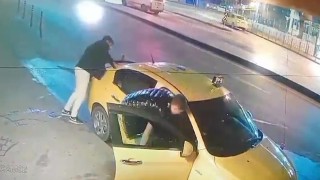 Olaylı yılbaşı gecesi: İstediği olmayınca taksiyi gasp etti, kaza yaptı