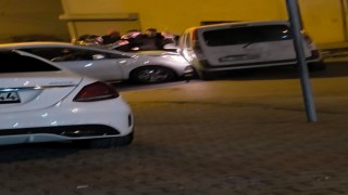 Önce kaza yaptılar, sonra tekmeli yumruklu kavga ettiler, o anlar kamerada