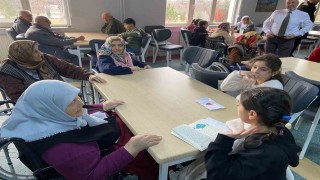 Ortaokul öğrencilerinden huzurevine ziyaret