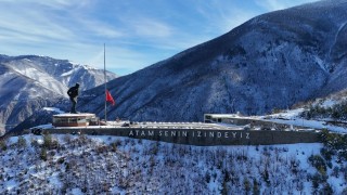 Otel yangını faciası nedeniyle Artvinde dev bayrak yarıya indirildi