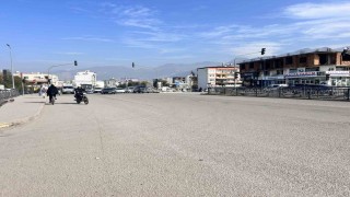 Otomobil, altına aldığı motosiklet sürücüsünü ezdi: O anlar kamerada