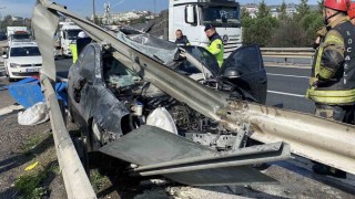 Otomobil bariyerlere girdi: 1i ağır 4 yaralı