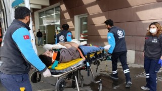 Otomobil elektrik direğine çarptı: 2 yaralı