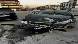 Otomobil ile hafif ticari araç çarpıştı: 4 yaralı