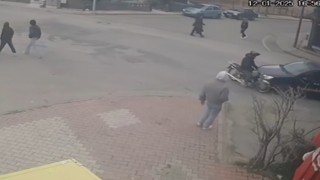 Otomobil ile motosikletin çapıştığı kaza kamerada