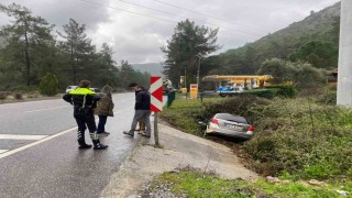 Otomobil kanala uçtu: 1 yaralı