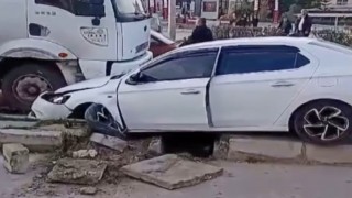 Otomobil refüje çarpıp karşı şeride geçti: 2 yaralı