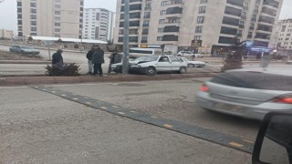 Otomobil refüje çarptı: 1 yaralı