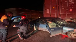 Otomobil, yol kenarındaki tıra çarptı: 2 ağır yaralı