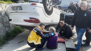 Otomobile çarpıp kaldırıma devrilen araçtaki çift yaralandı