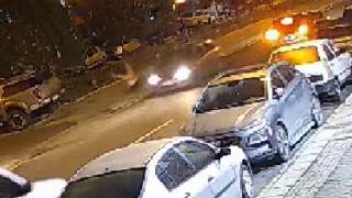 Otomobilin 6 yaşındaki çocuğa çarptığı anlar kameraya yansıdı