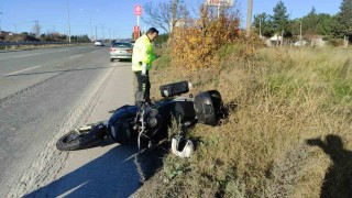 Otomobilin çarptığı motosiklet sürücüsü hayatını kaybetti