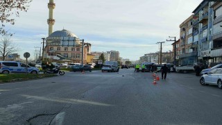 Otomobilin çarptığı motosiklet sürücüsü hayatını kaybetti