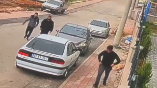 Otomobille gelip elektrikli bisiklet çaldılar: O anlar kamerada