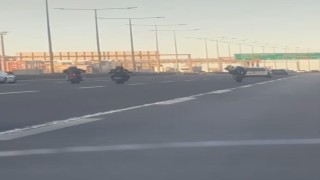Otoyolda akrobasi hareketleri yaparak trafiği yavaşlattılar, o anlar kamerada