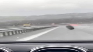 Otoyolda hafriyat kamyonundan fırlayan lastik böyle ilerledi