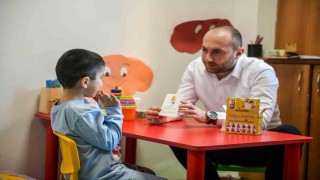 Oyun terapisi ile kekemeliğinden kurtuldu