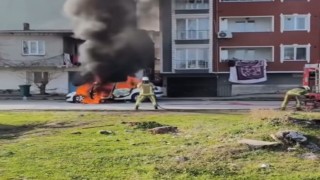 Park halindeki araç alev topuna döndü, itfaiye müdahale ederken patlama meydana geldi