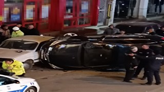 Park halindeki araçlara çarpan otomobil yan yattı