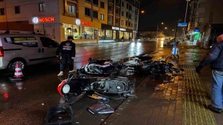 Park halindeki motosikletlere çarpıp kaçtı